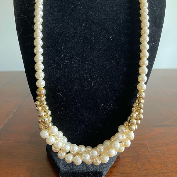 Faux pearl necklace with golden 3 strands twist light classic good condition - Picture 2 of 4